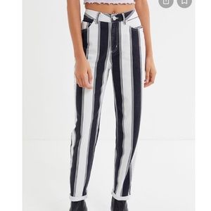 Urban Outfitters Black/White Mom jean. Size 28